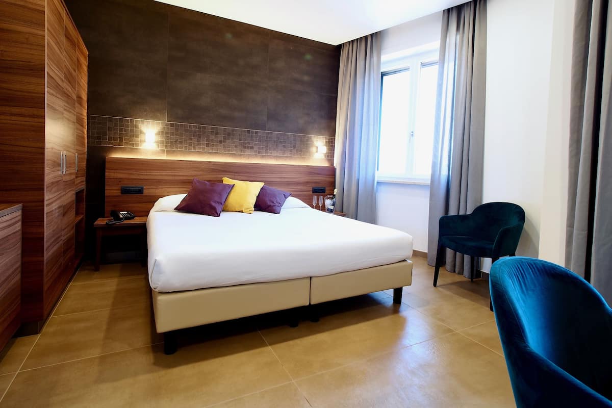 1 bedroom, hypo-allergenic bedding available, minibar, in-room safe