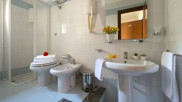 Doccia, set di cortesia gratuito, asciugacapelli, bidet