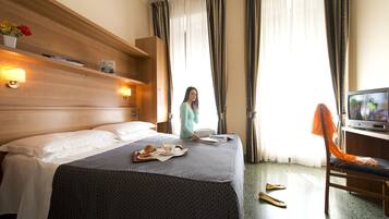 Family Room | Desk, blackout drapes, free WiFi, bed sheets