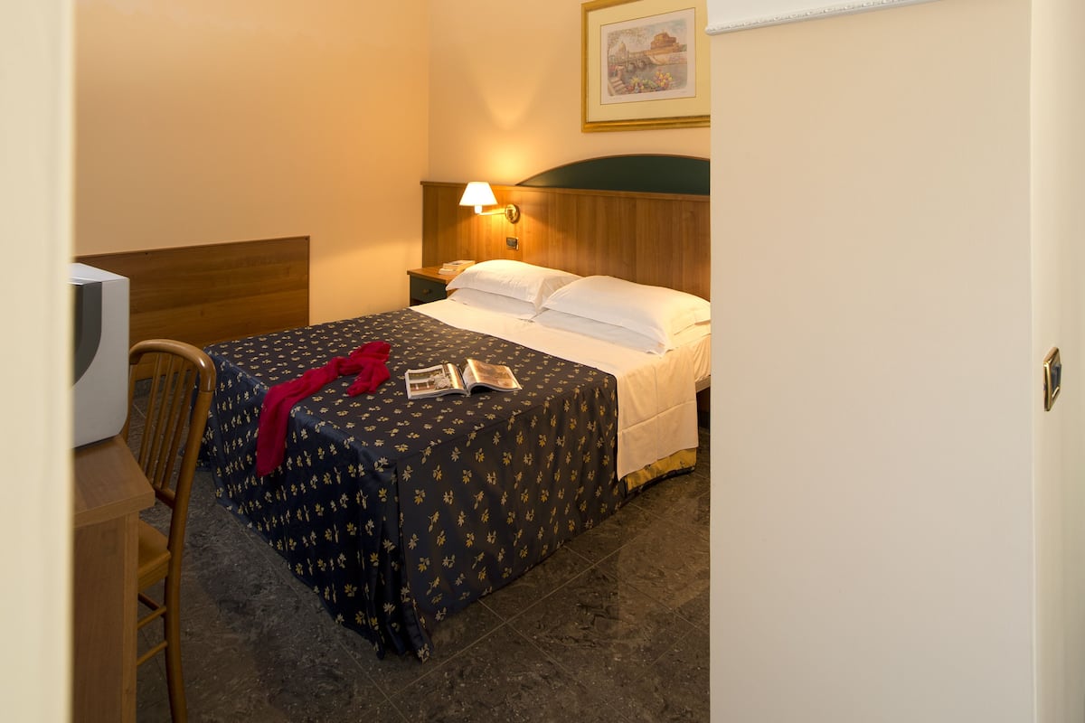 Triple Room | Desk, blackout curtains, free WiFi, bed sheets