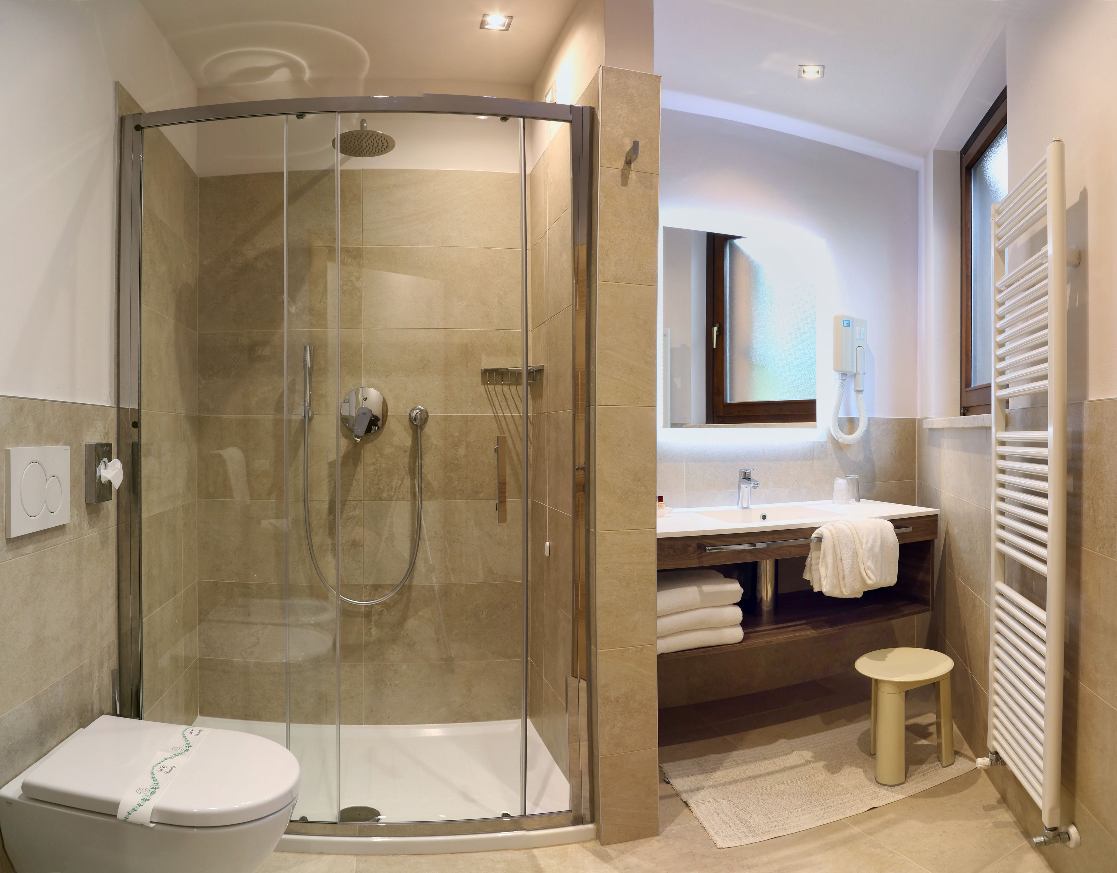 triple room | bathroom | free toiletries, hair dryer, bidet, towels