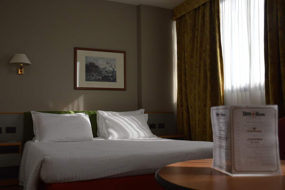 Executive tweepersoonskamer | Luxe beddengoed, donzen dekbedden, een minibar, een kluis op de kamer