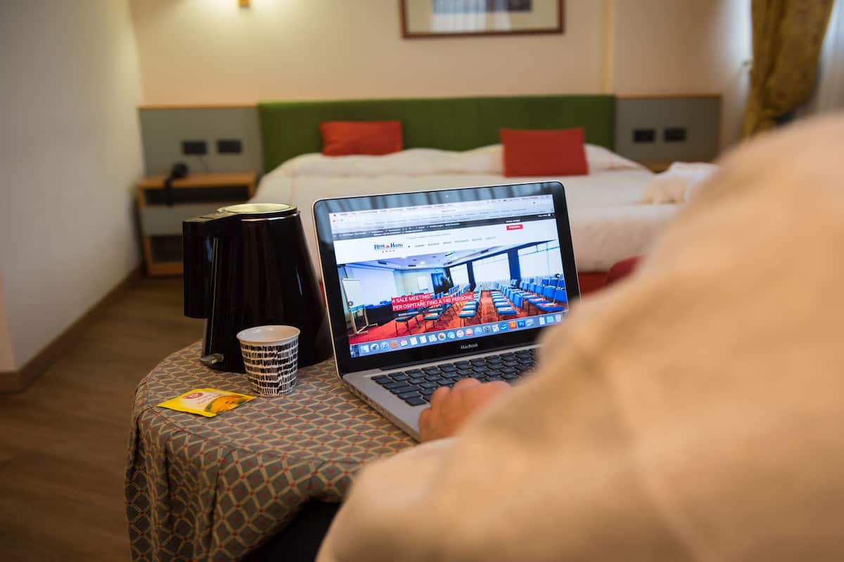 Luxe beddengoed, donzen dekbedden, een minibar, een kluis op de kamer