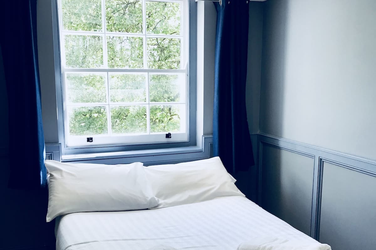 Standaard tweepersoonskamer, 1 tweepersoonsbed, en-suite badkamer | Een kluis op de kamer, een bureau, een strijkplank/strijkijzer