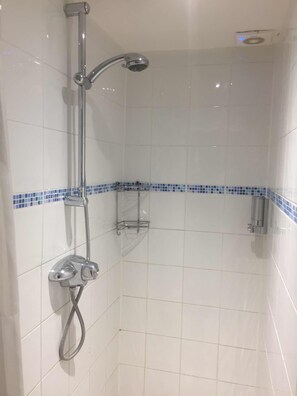 Shower, hair dryer, towels - The Excelsior Hotel (London)