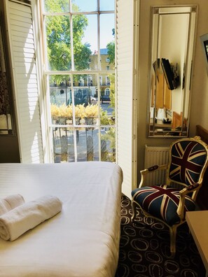 Coffres-forts dans les chambres, bureau, fer et planche à repasser