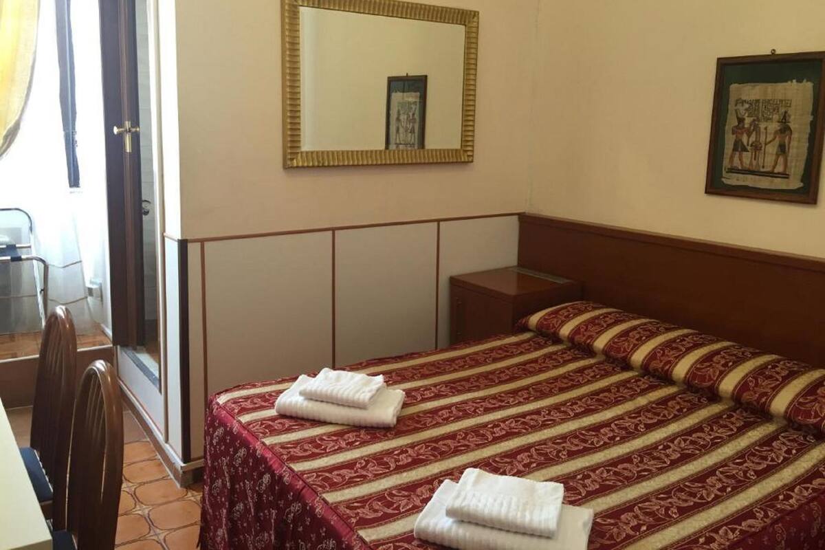 Double Room, 1 Double Bed (bagno privato) | Minibar, in-room safe, desk, soundproofing
