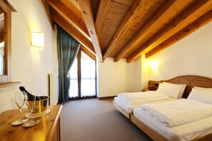 Standard Double Room | In-room safe, desk, free WiFi - Hotel Montana (Pinzolo)