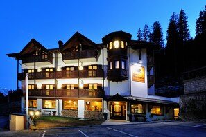 Front of property - Hotel Montana (Pinzolo)