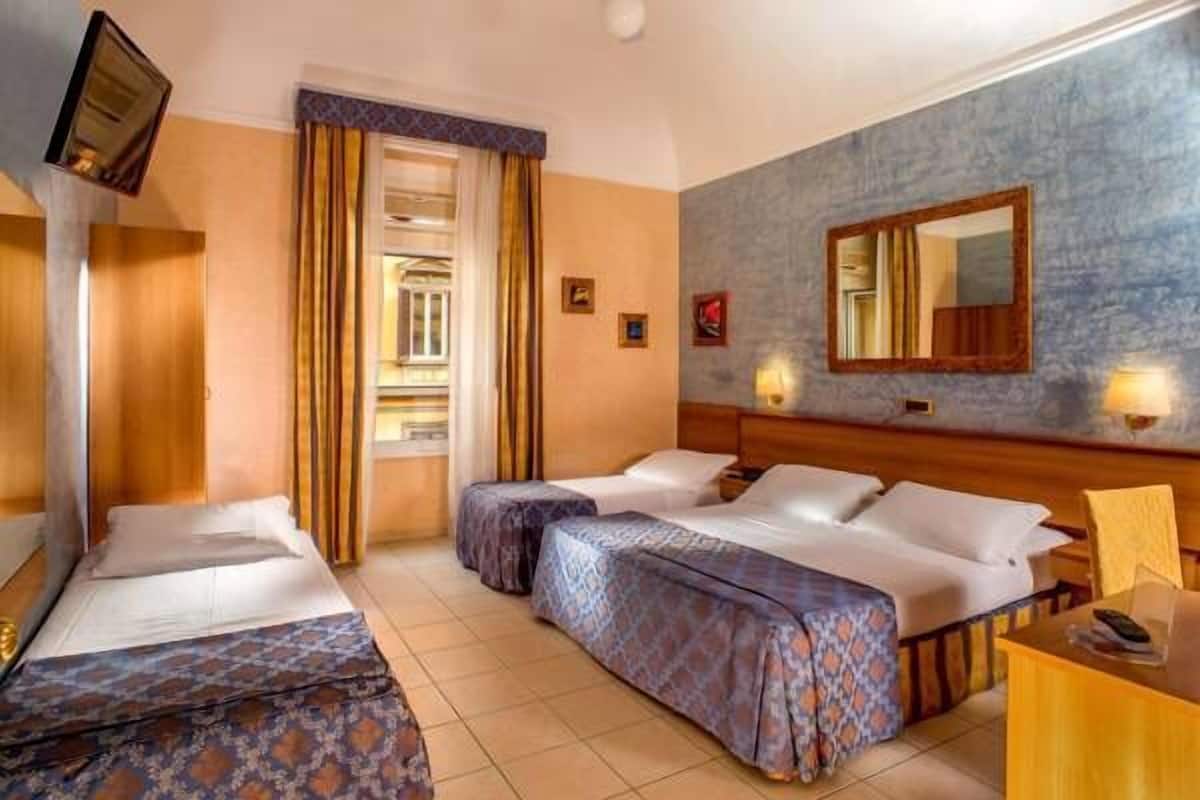Quadruple Room | Peti besi dalam bilik, meja, langsir/tirai gelap terus, Wi-fi percuma 