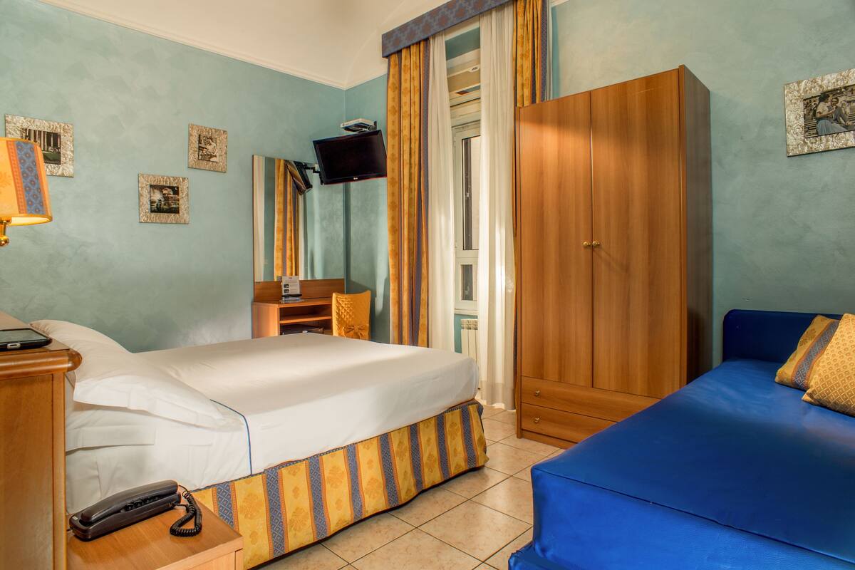 Triple Room | Peti besi dalam bilik, meja, langsir/tirai gelap terus, Wi-fi percuma 