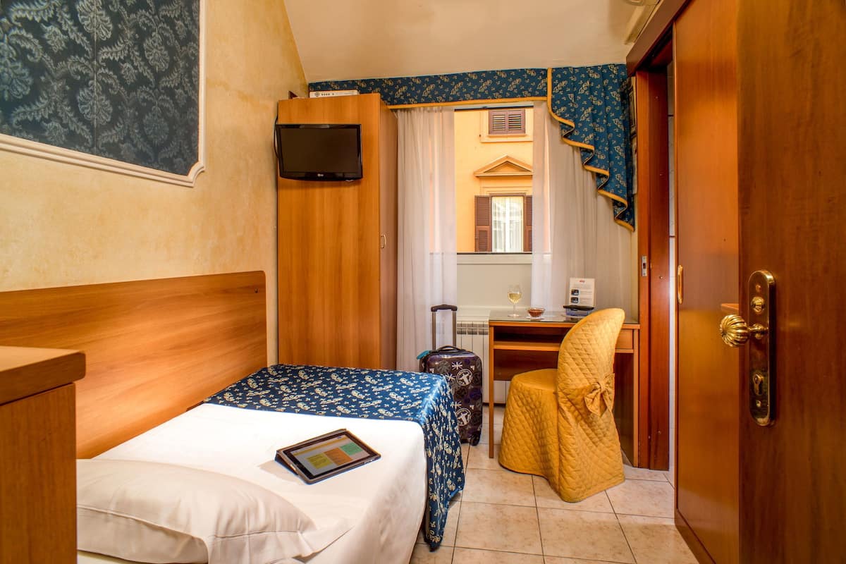 Single Room | Peti besi dalam bilik, meja, langsir/tirai gelap terus, Wi-fi percuma 