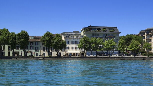 Une vue sur le front de mer, avec des bâtiments qui bordent la rive.