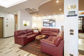 Lobby sitting area - Hotel Europa (Desenzano del Garda)