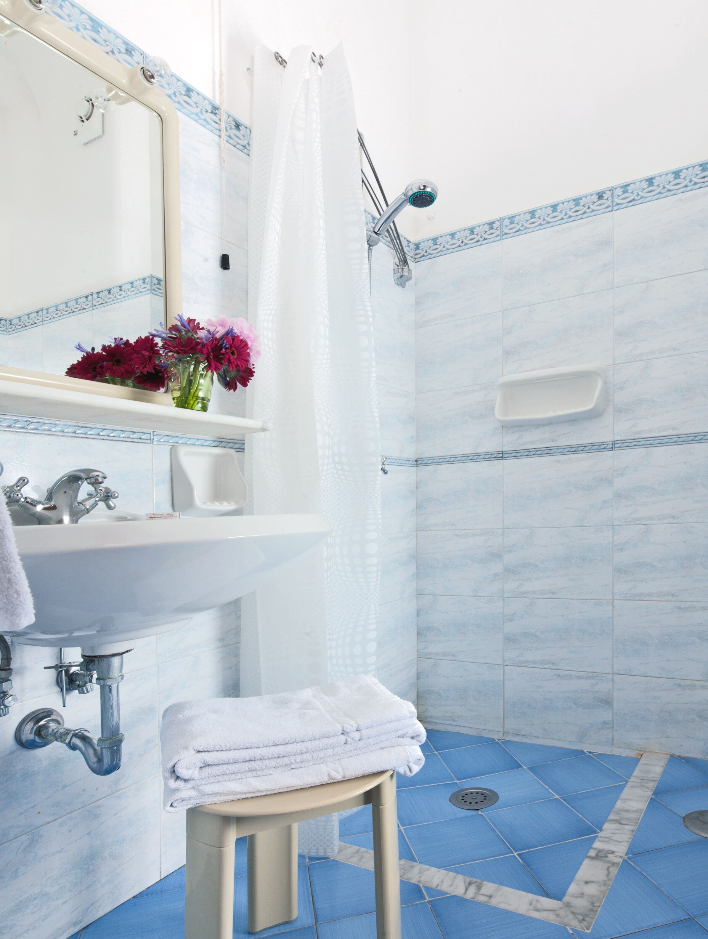 standard double room, balcony, garden view | room amenity