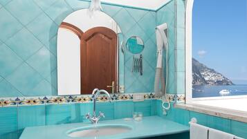Chambre Double Supérieure, terrasse, vue mer | Salle de bain
