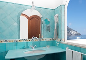 Habitación doble superior, terraza, vistas al mar | Baño | Cabezal de ducha tipo lluvia, secador de pelo, bidé y toallas