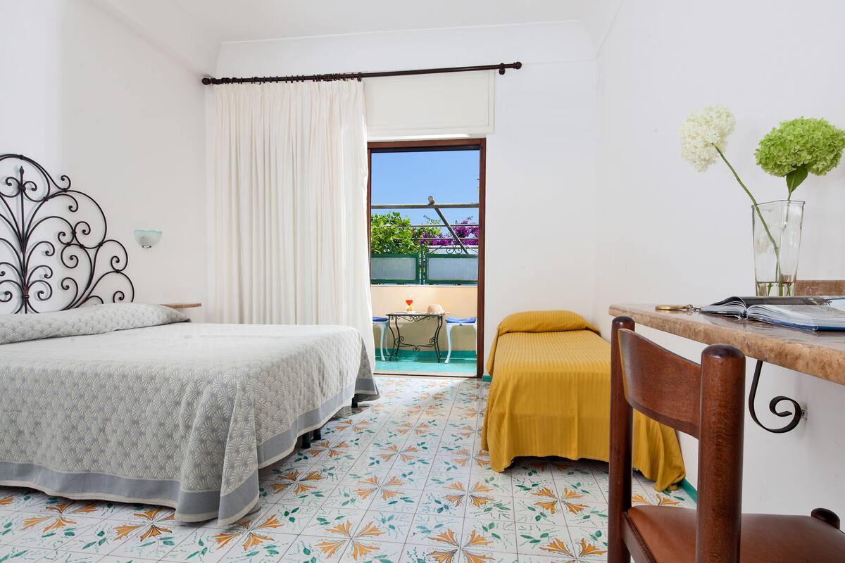 standard double room, balcony, garden view | down duvets, minibar, in-room safe, desk