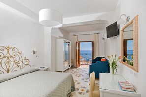 Comfort-Dreibettzimmer, Terrasse, Meerblick | Daunenbettdecken, Minibar, Zimmersafe, Schreibtisch