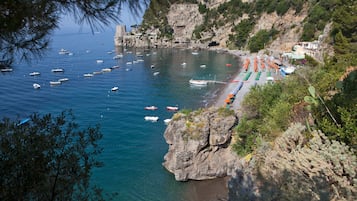 Plage privée, sable noir, cabines (en supplément), serviettes de plage