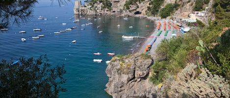 Spiaggia privata, sabbia scura, cabine (a pagamento), teli da spiaggia