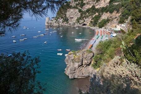 Private beach, black sand, beach cabanas, beach towels. Hotel Pupetto