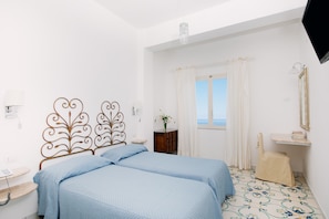 Quadruple Room, Sea View (no balcony) | Down comforters, minibar, in-room safe, desk - Hotel Pupetto (Positano)