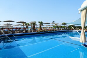 Una piscina al aire libre, una piscina en la azotea
