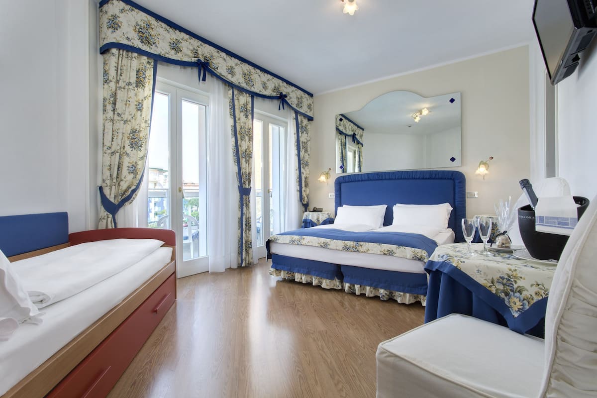 Ropa de cama hipoalergénica y minibar con artículos gratuitos