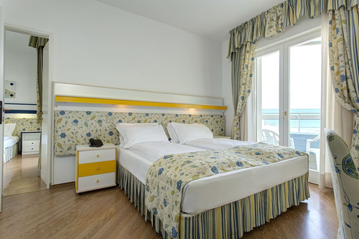 Ropa de cama hipoalergénica y minibar con artículos gratuitos
