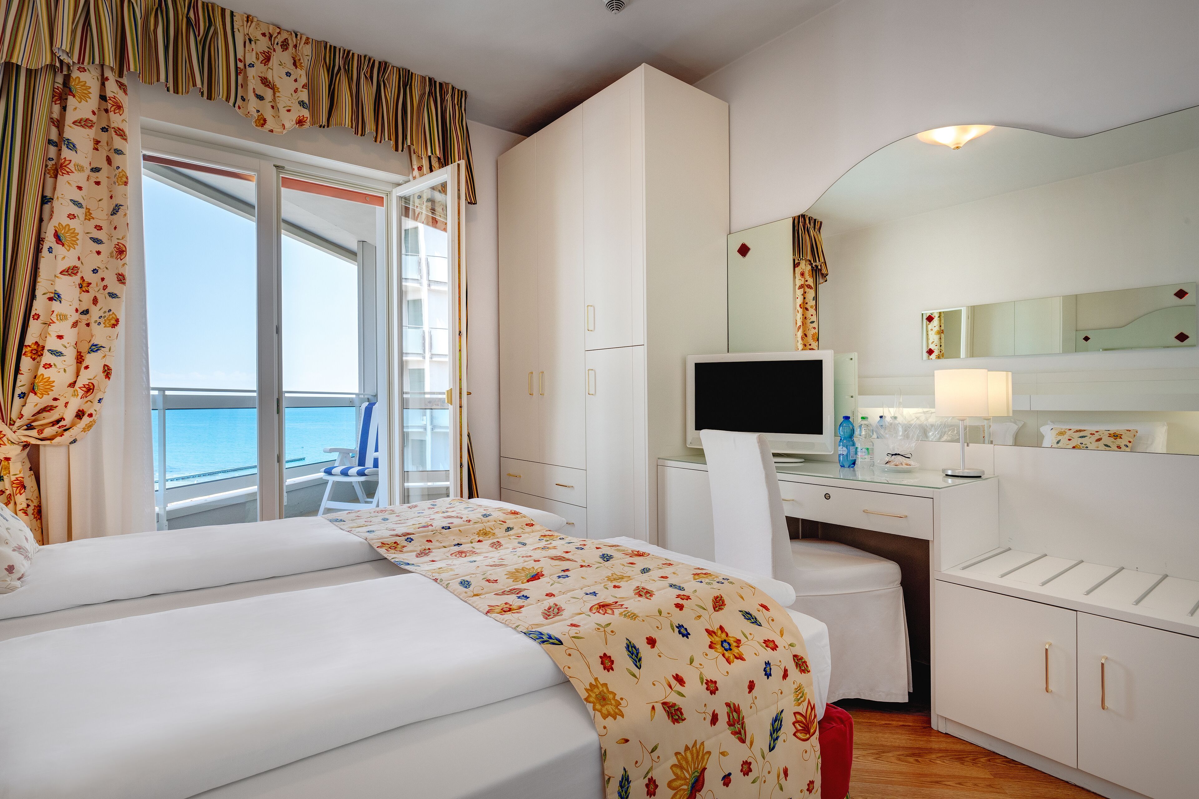 hypo-allergenic bedding, free minibar, in-room safe, desk