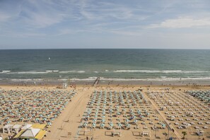 Private beach, sun loungers, beach umbrellas - Hotel Cavalieri Palace (Jesolo)