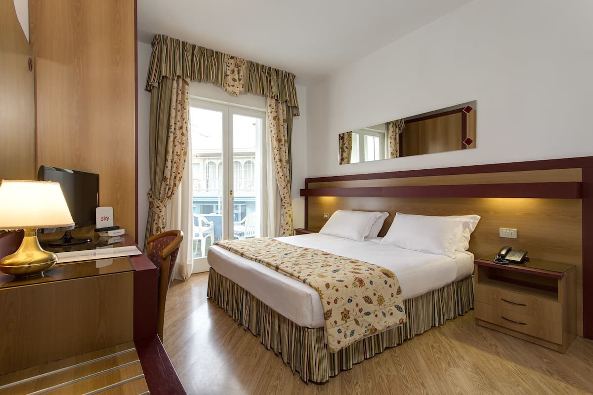 Ropa de cama hipoalergénica y minibar con artículos gratuitos