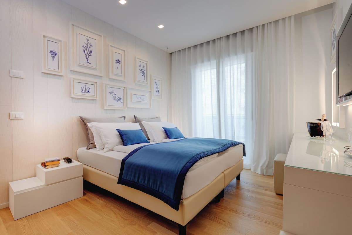 Svit | Allergitestade sängkläder, minibar och värdeförvaringsskåp på rummet