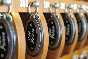 A row of hotel room keys with labels indicating room numbers and names. - Hotel Palace (San Michele al Tagliamento)