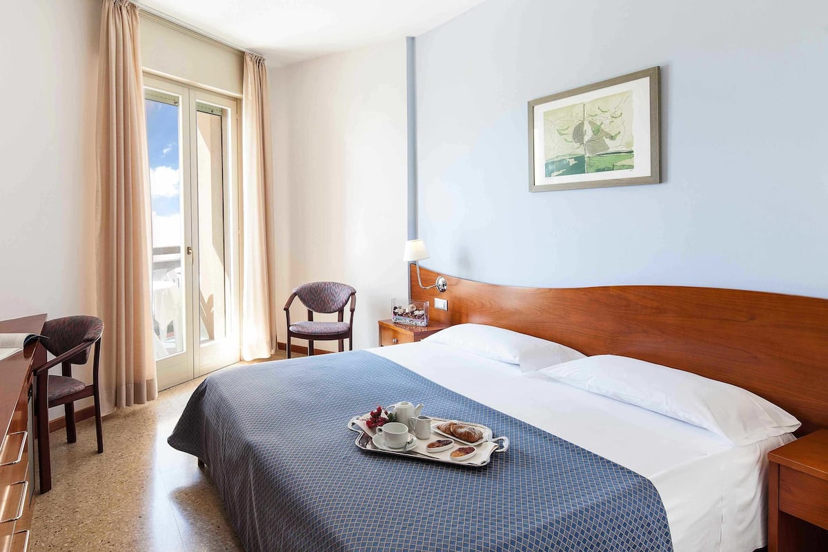 standard double room | minibar, in-room safe, desk, free wifi