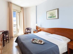 Habitación estándar doble | Minibar, caja fuerte, escritorio y wifi gratis