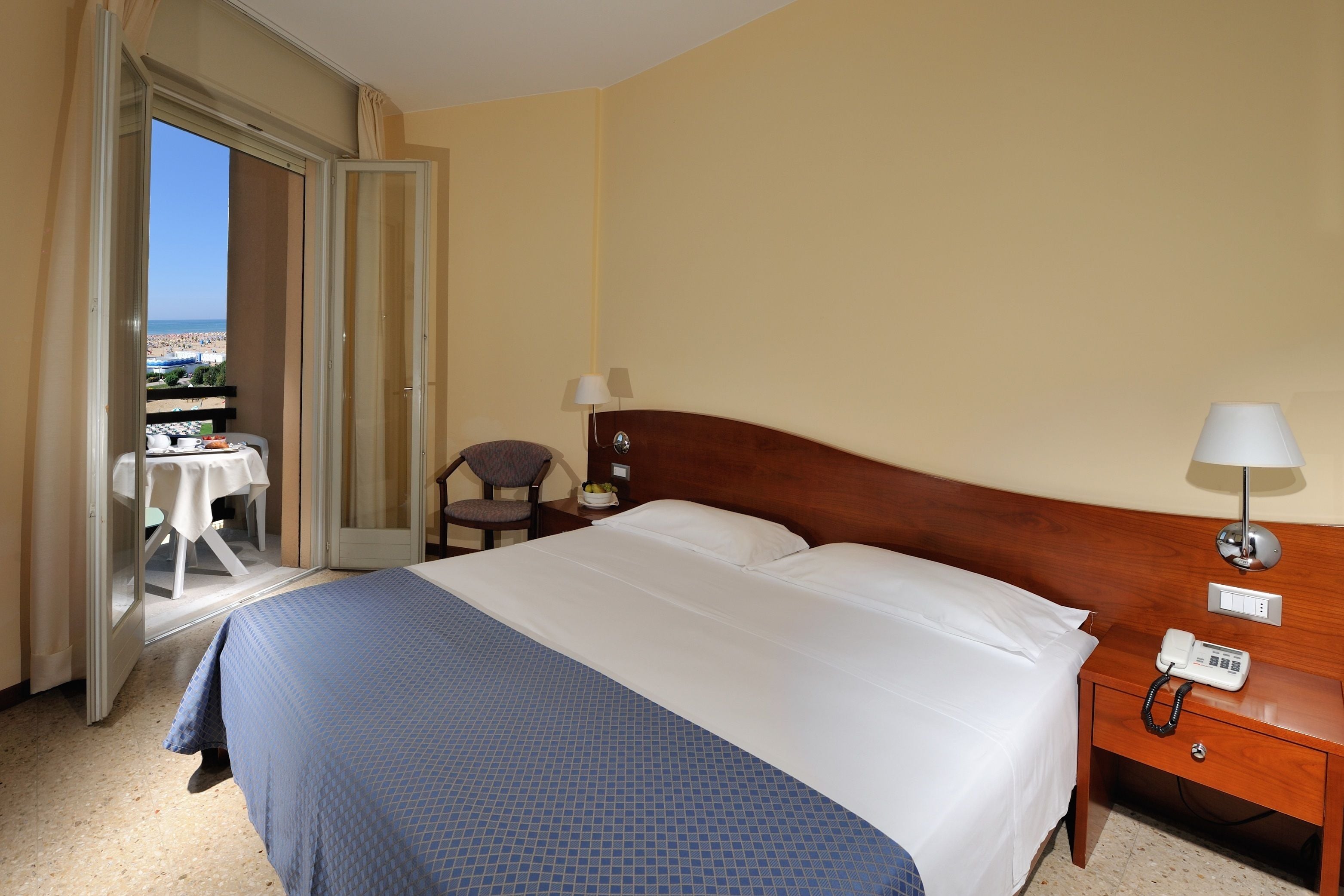 standard double room | minibar, in-room safe, desk, free wifi