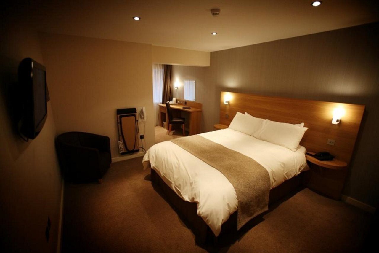 in-room safe, laptop workspace, iron/ironing board, free wifi