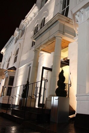 A grand building with classical architecture, featuring large columns and ornate detailing. - Eaton Hotel (Birmingham)