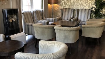2 bars/lounges