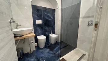Comfort-Apartment | Badezimmer | Dusche, kostenlose Toilettenartikel, Haartrockner, Handtücher