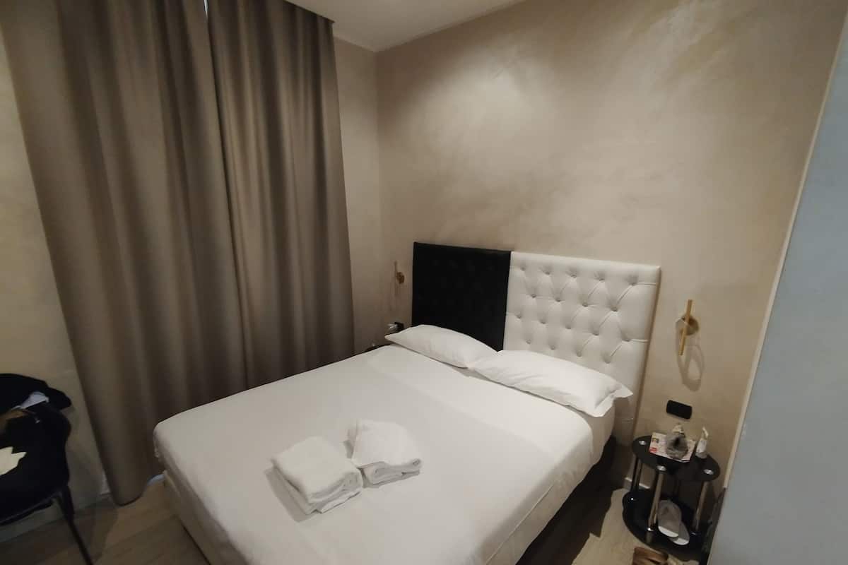 Vierbettzimmer | Zimmersafe, Schreibtisch, kostenloses WLAN, Bettwäsche
