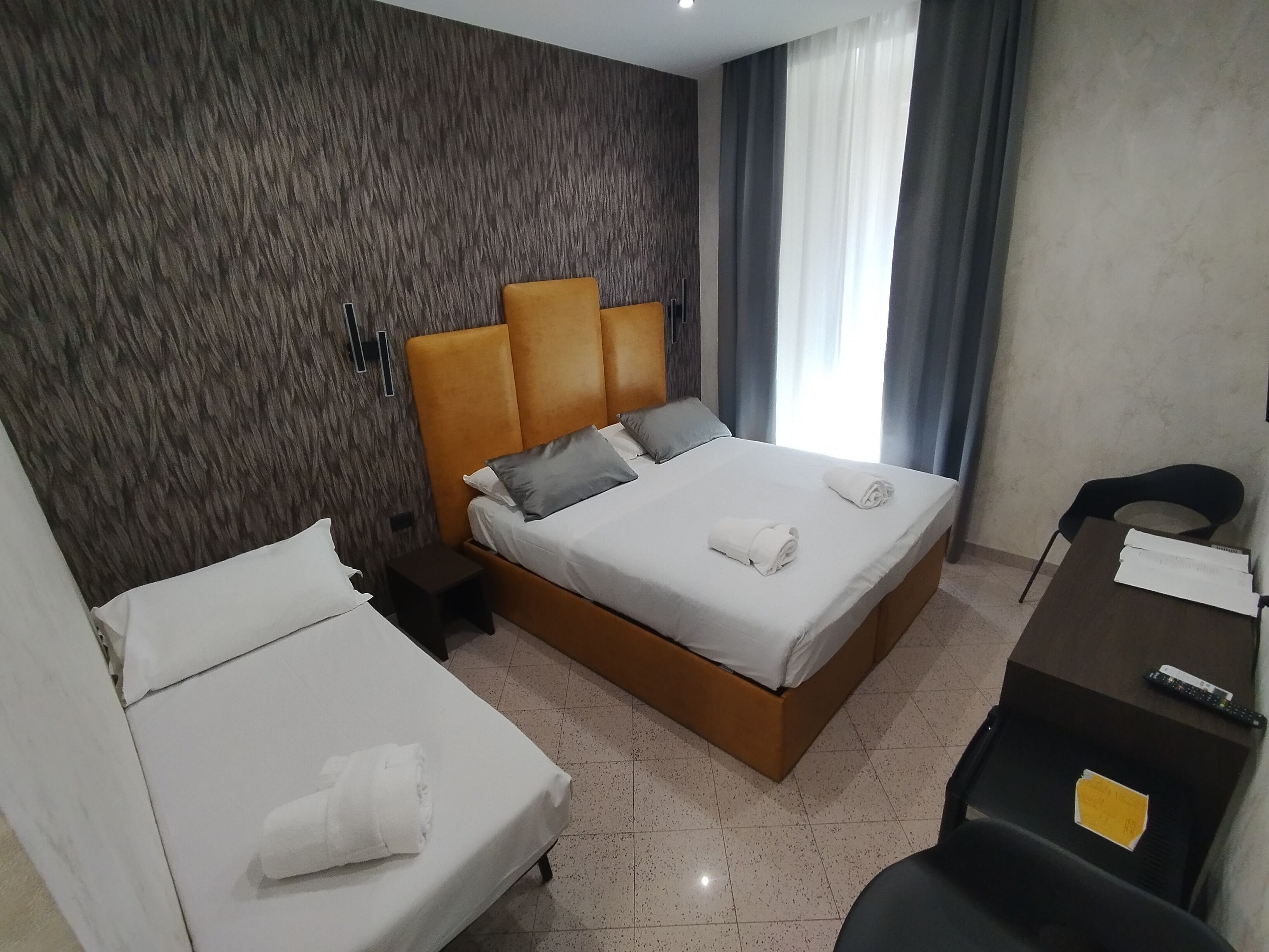 Triple Room | In-room safe, desk, free WiFi, bed sheets