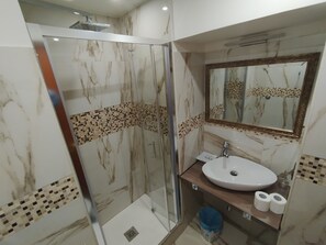Habitación triple | Baño | Ducha, artículos de higiene personal gratuitos y secador de pelo