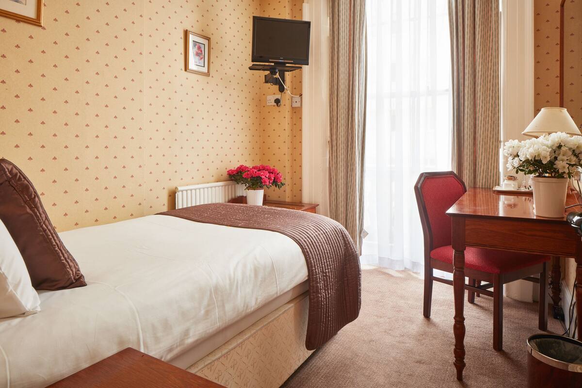 In-room safe, desk, iron/ironing board (on request), WiFi (free)