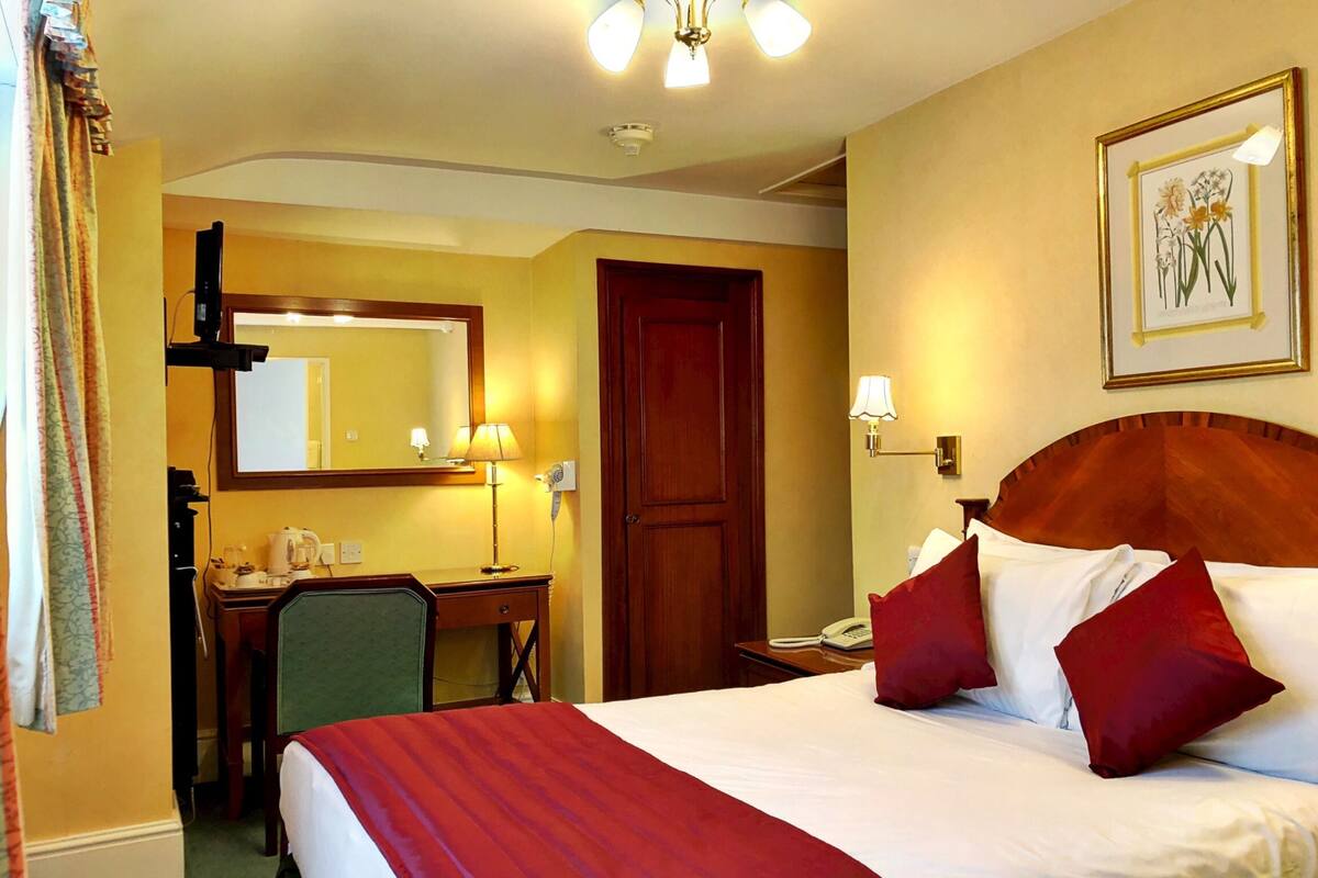 In-room safe, desk, iron/ironing board (on request), WiFi (free)