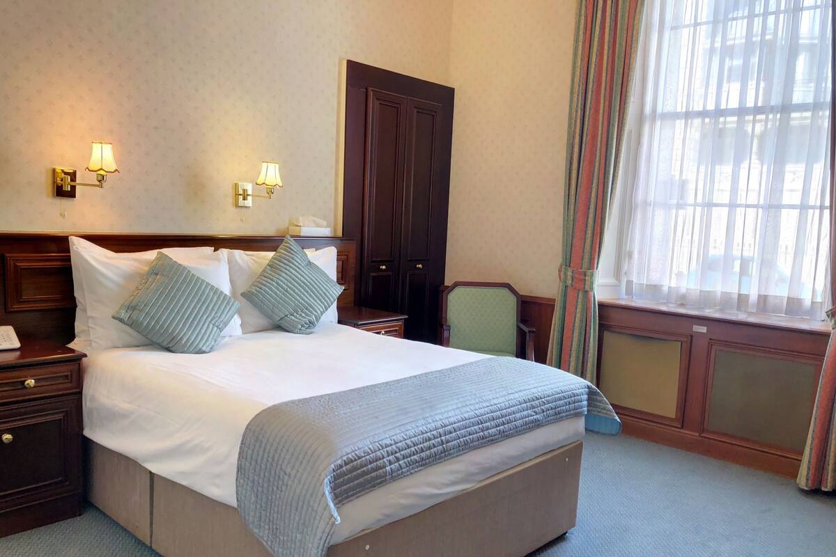 Double Room | In-room safe, desk, iron/ironing board (on request), WiFi (free)