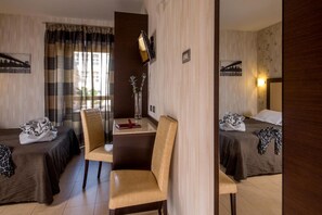 Hypo-allergenic bedding, in-room safe, desk, iron/ironing board - Hotel dei Mille (Rome)