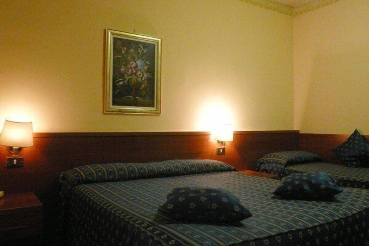 Triple Room | In-room safe, desk, WiFi (free)
